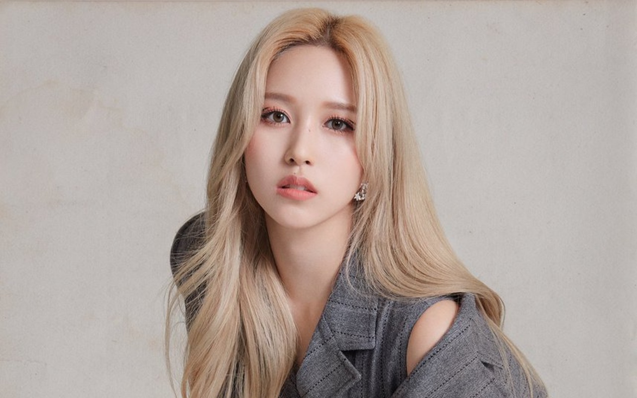 Sosok Feminin Mina TWICE